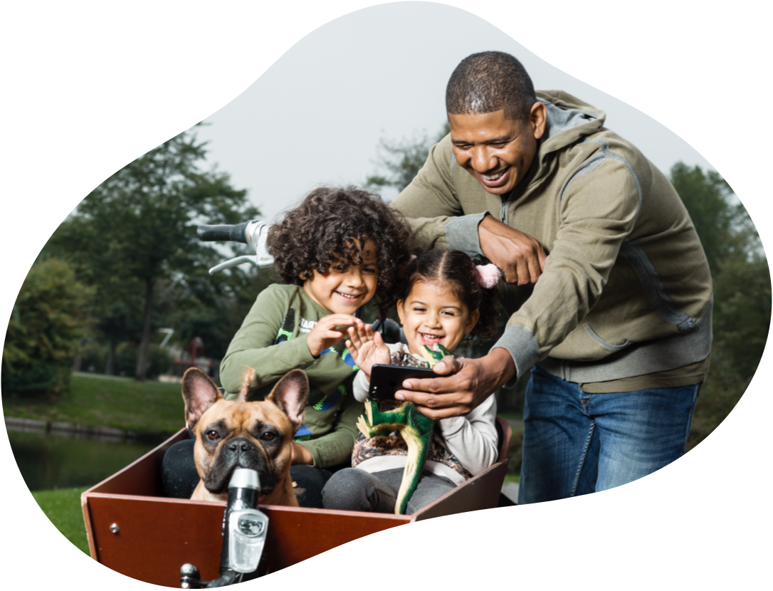 KPN Jaarverslag 2020 Waardecreatiemodel Vader met 2 kinderen en een hond in de bakfiets maken een selfie